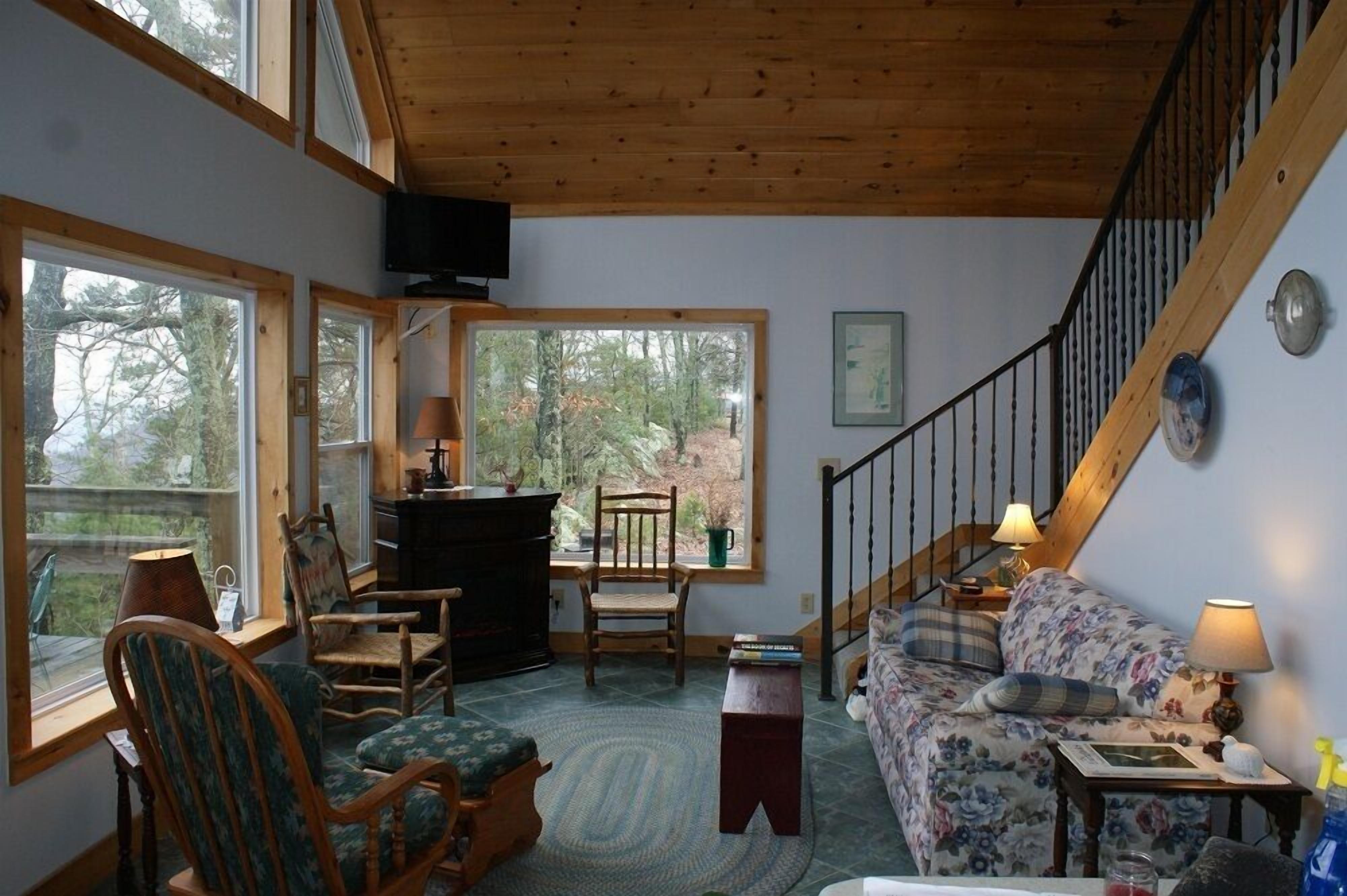  LOOKOUT MOUNTAIN TOP CLEAN & COZY CABIN/ AMAZING VIEWS /HOT TUB, HIKING NEARBY