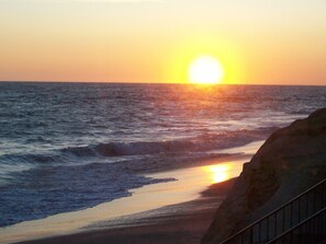Plage, chaises longues, serviettes de plage