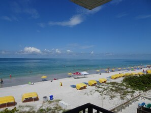 Plage, chaises longues, serviettes de plage