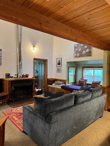 Spacious Riverfront Cabin, Eco-Friendly, Fireplace, Dogs welcome. Summer Pool.