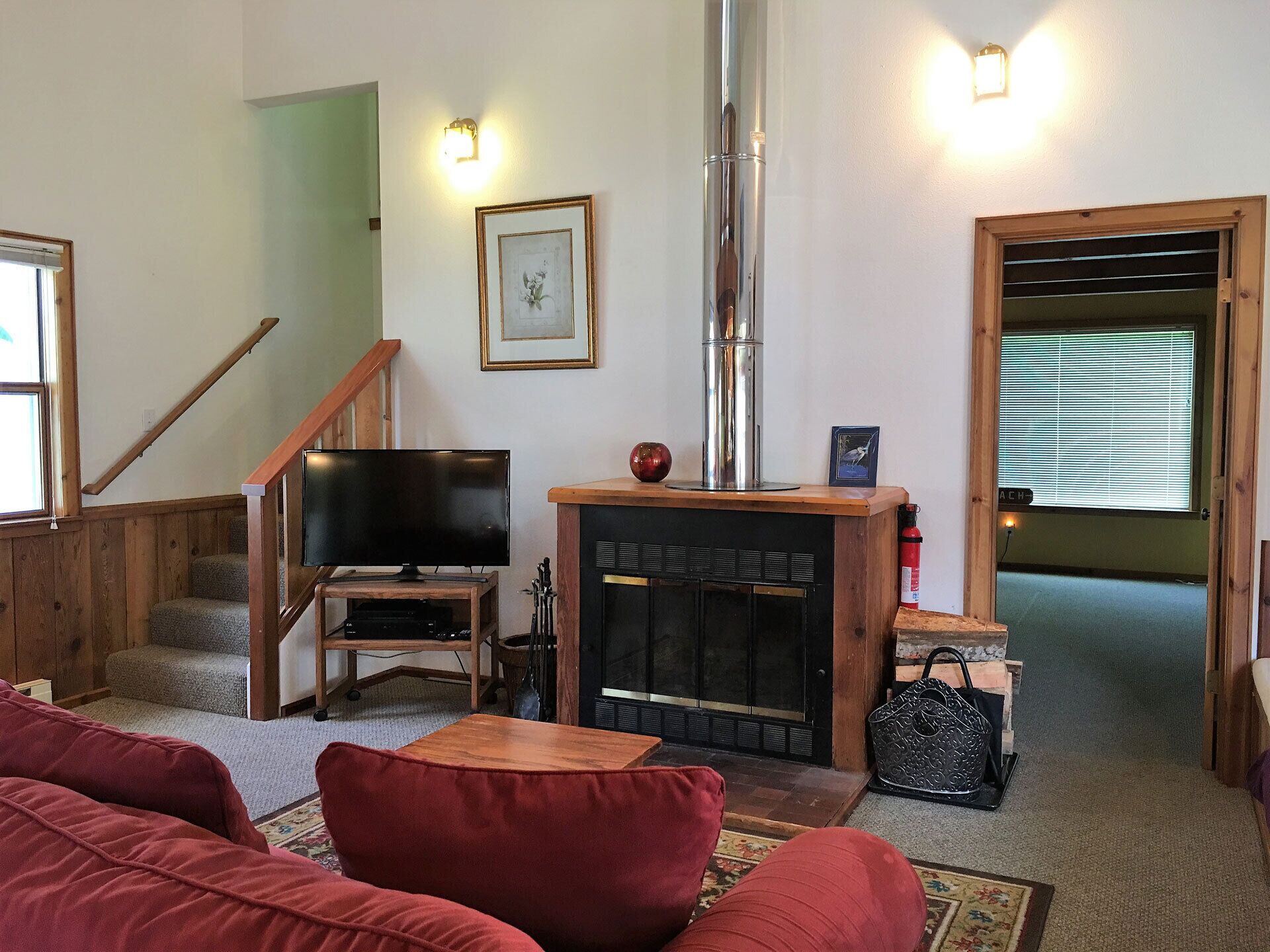 Quiet River Front- Eco Friendly - Easy walk to beach or town. Riverfront.