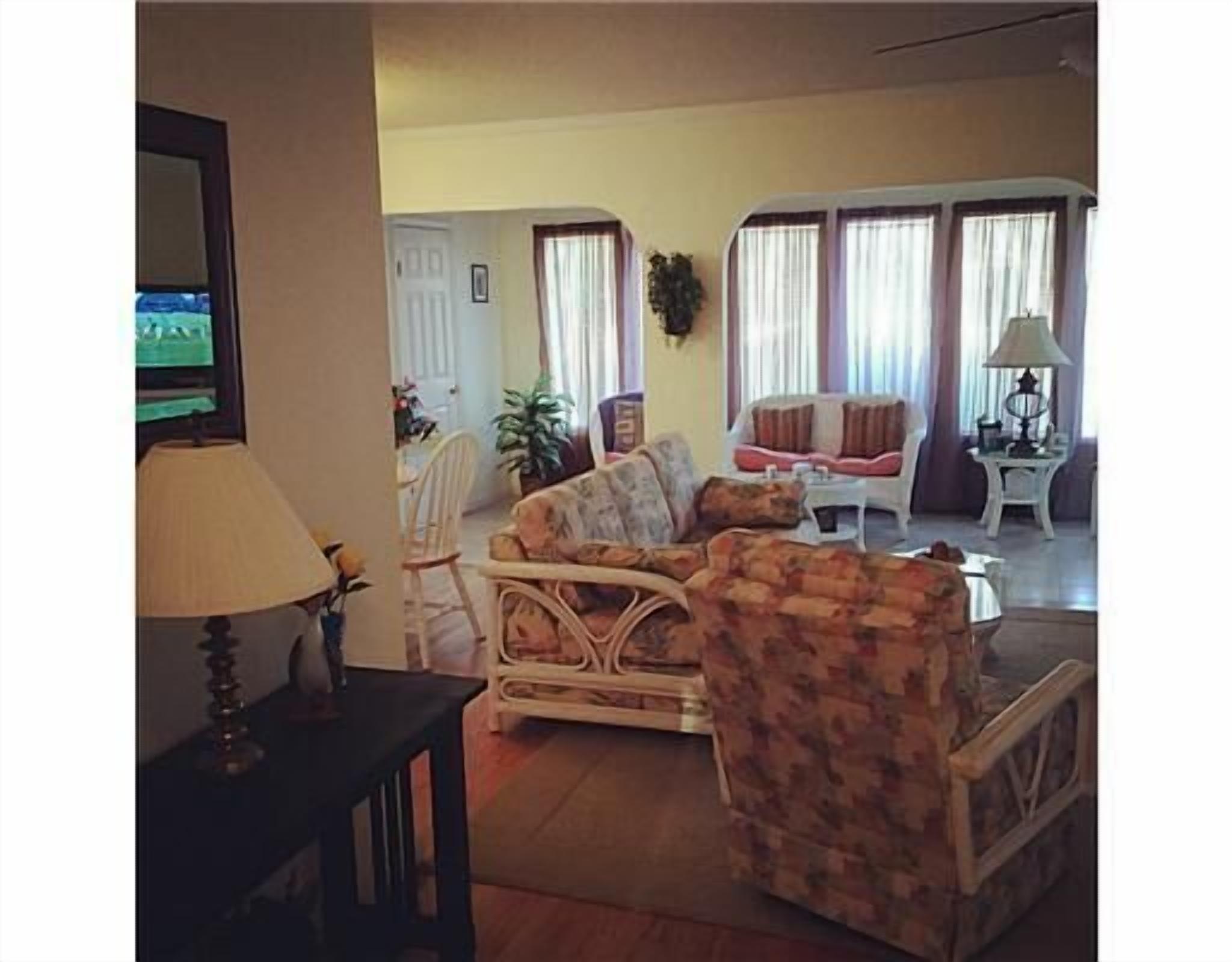 Only 2 Blocks to Beach on Quiet Street