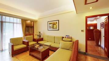 Family Suite, 1 Queen Bed, Bathtub, Lake View