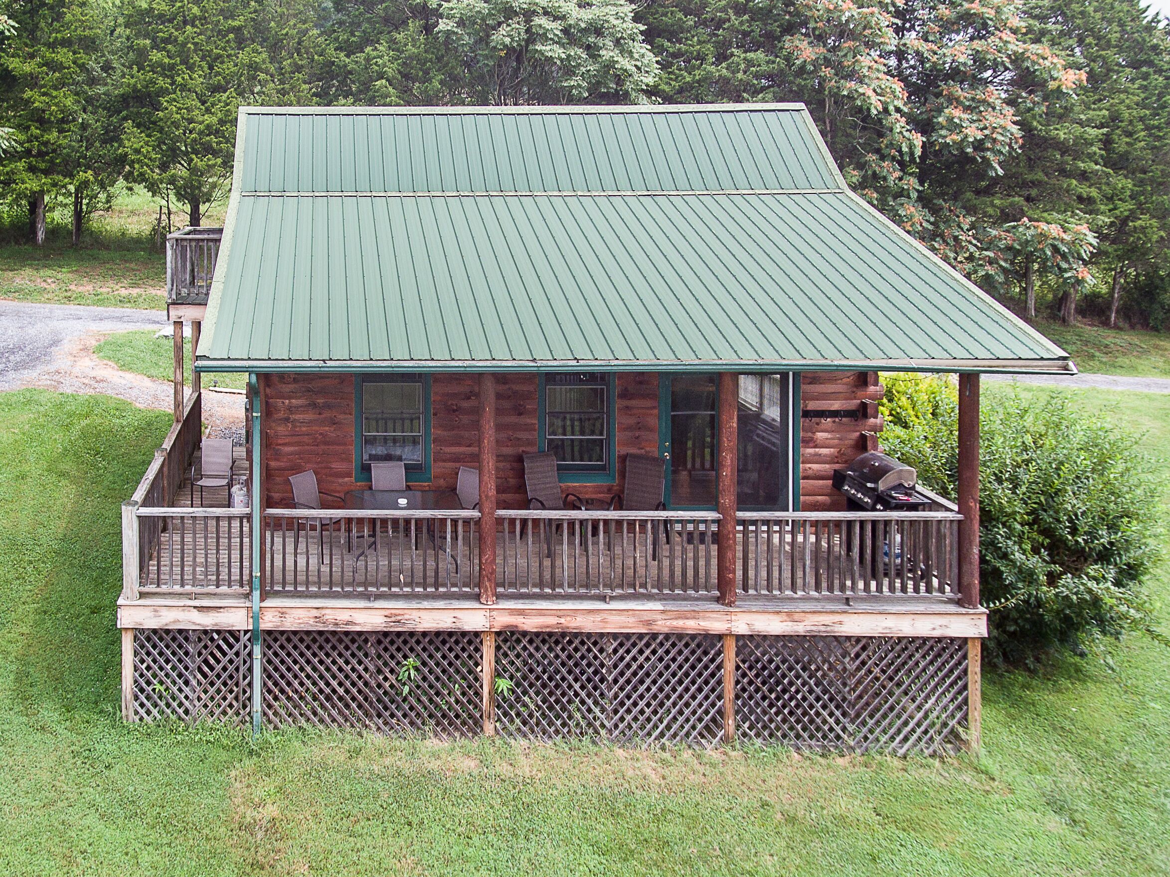 Cozy Log Cabins close to VMI, W&L,VHC & downtown historic Lexington.Dog friendly