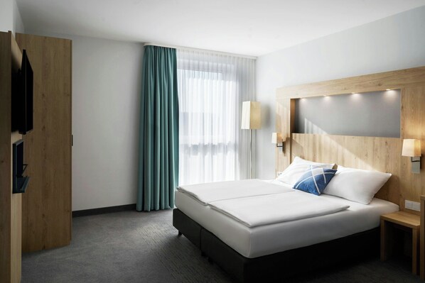 In-room safe, desk, laptop workspace, blackout curtains - Four Points Flex by Sheraton Bochum (Bochum)