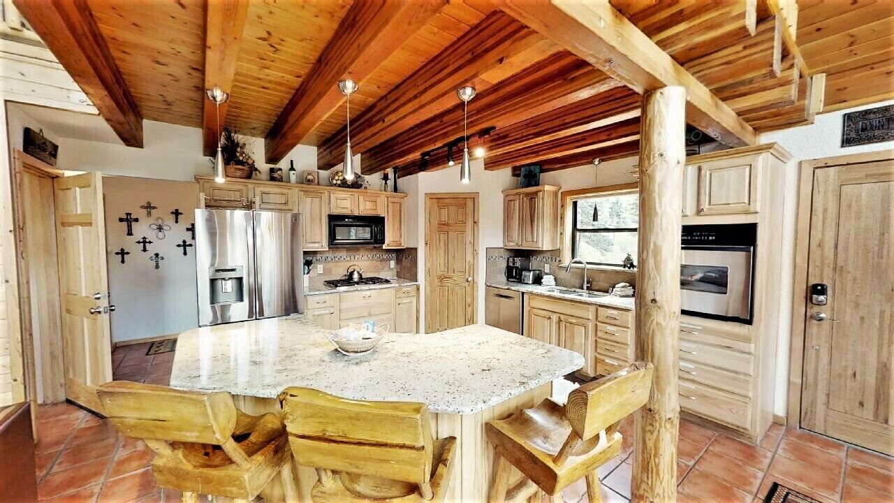 Bear Mountain Cabin - Beautifully Updated Upper Valley Home - WiFi - Satellite -