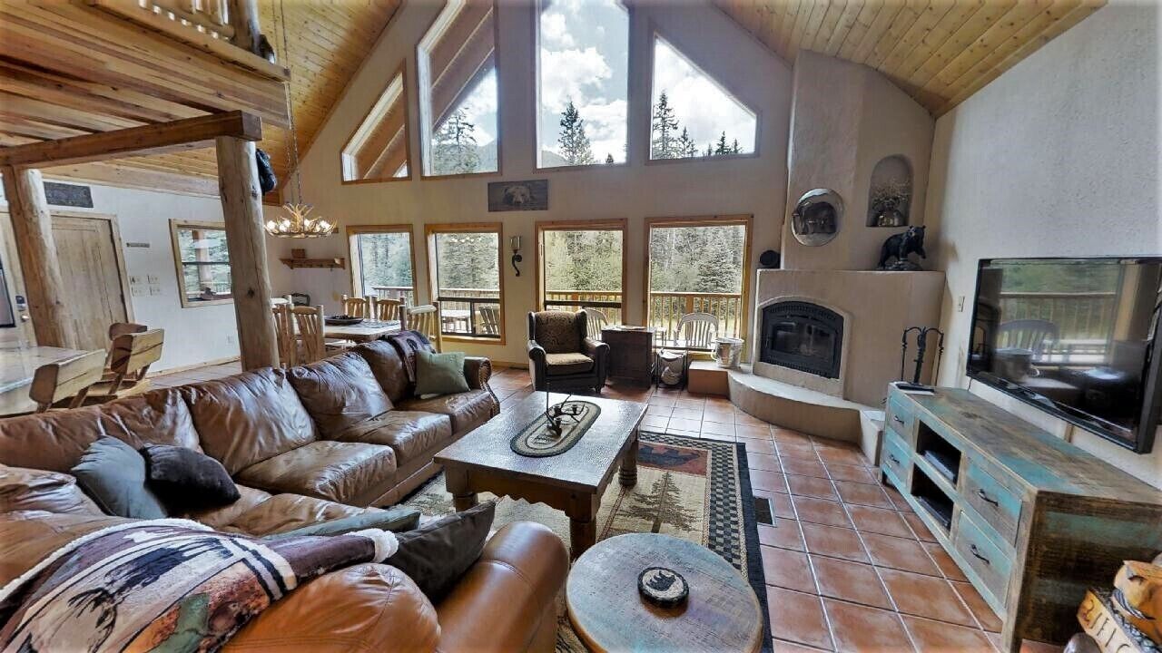 Bear Mountain Cabin - Beautifully Updated Upper Valley Home - WiFi - Satellite -