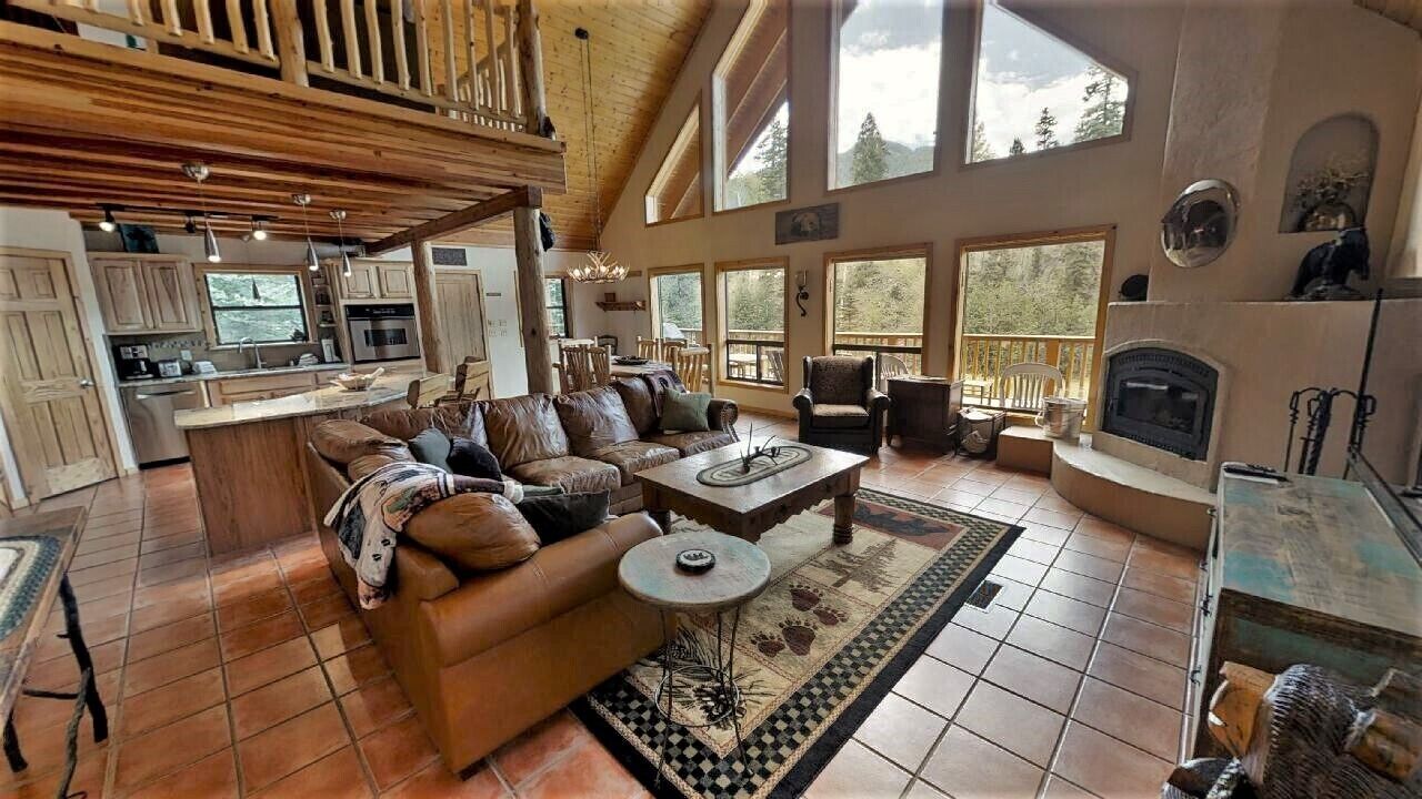 Bear Mountain Cabin - Beautifully Updated Upper Valley Home - WiFi - Satellite -