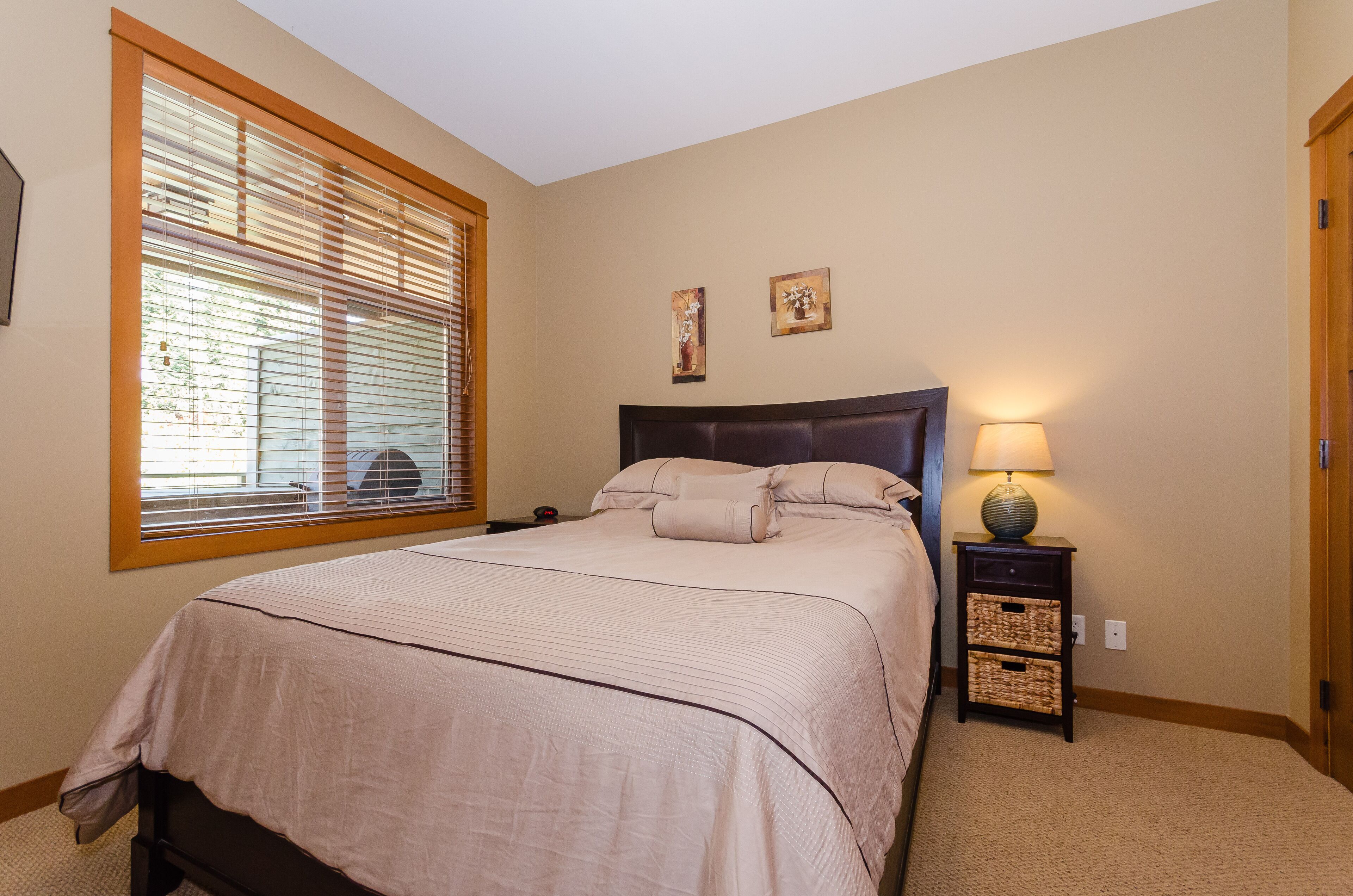 MY SUN PEAKS GETAWAY!  2BED/2BATH,TOP FLOOR, PRIVATE HOT TUB, SKI-IN/OUT COMPLEX