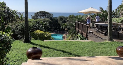 Thatch By The Sea - vackert strandhus med pool och direkt tillgång till stranden