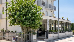 Un bâtiment sur lequel on peut lire l’inscription « TIGLIO » en haut.