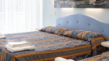 Zimmersafe, Schreibtisch, laptopgeeigneter Arbeitsplatz