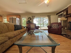 Smart TV, fireplace, DVD player, books - Relaxing Lake Retreat With Canoe, Kayaks and Paddle Board  (Sherrills Ford)