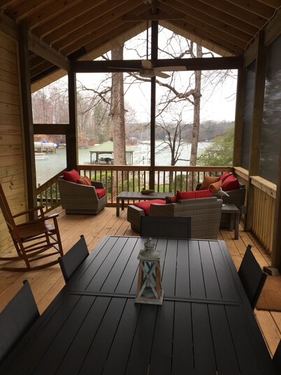 Relaxing Lake Retreat With Canoe, Kayaks and Paddle Board 