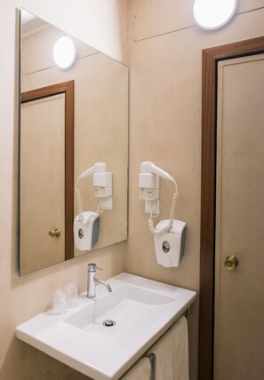 Executive Double Room, Non Smoking | Bathroom