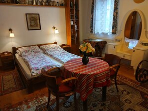 1 Schlafzimmer, BĂŒgeleisen/BĂŒgelbrett, Internetzugang, BettwĂ€sche