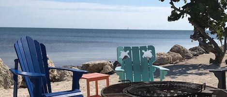 In Strandnähe, Liegestühle, Strandtücher
