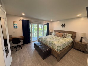 4 chambres, bureau, fer et planche à repasser, lit parapluie