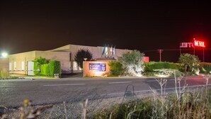 Un motel con un cartel que muestra tarifas y servicios.