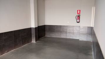 Escritorio, espacio para trabajar con un portátil, cunas gratuitas