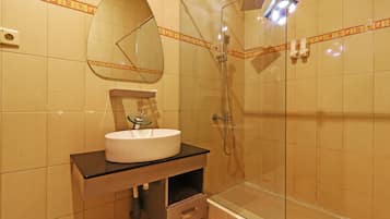 Suite | Kamar mandi | Shower, pancuran hujan, dan handuk