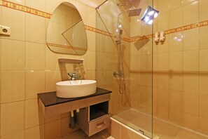 Suite | Bathroom | Shower, rainfall showerhead, towels - Edotel Syariah (Banjarmasin)
