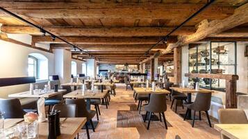 TĂ€gliches inbegriffenes FrĂŒhstĂŒcksbuffet