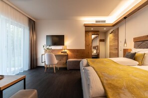 Habitación empresarial doble | Caja de seguridad en la habitación y decoración personalizada 