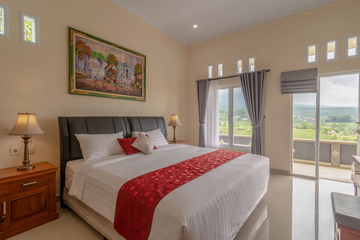 Suite | Desk, laptop workspace, WiFi (free), bed sheets