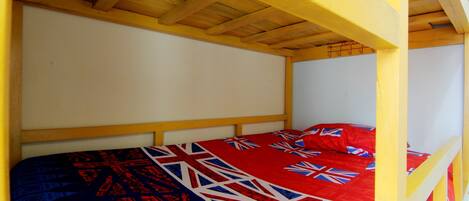 共同ドミトリー 男性限定 共用バスルーム | WiFi (無料)、ベッドシーツ