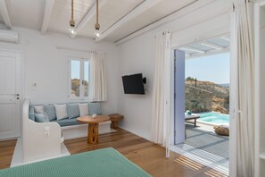 高级套房, 按摩浴缸, 海景 | 高档床上用品、隔音、熨斗/熨板、免费 WiFi