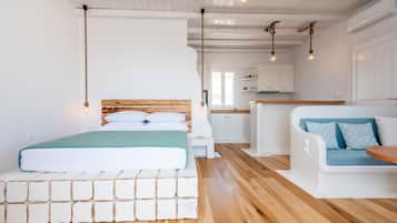 Suite superior, bañera de hidromasaje, vistas al mar | Ropa de cama de alta calidad y sistema de insonorización