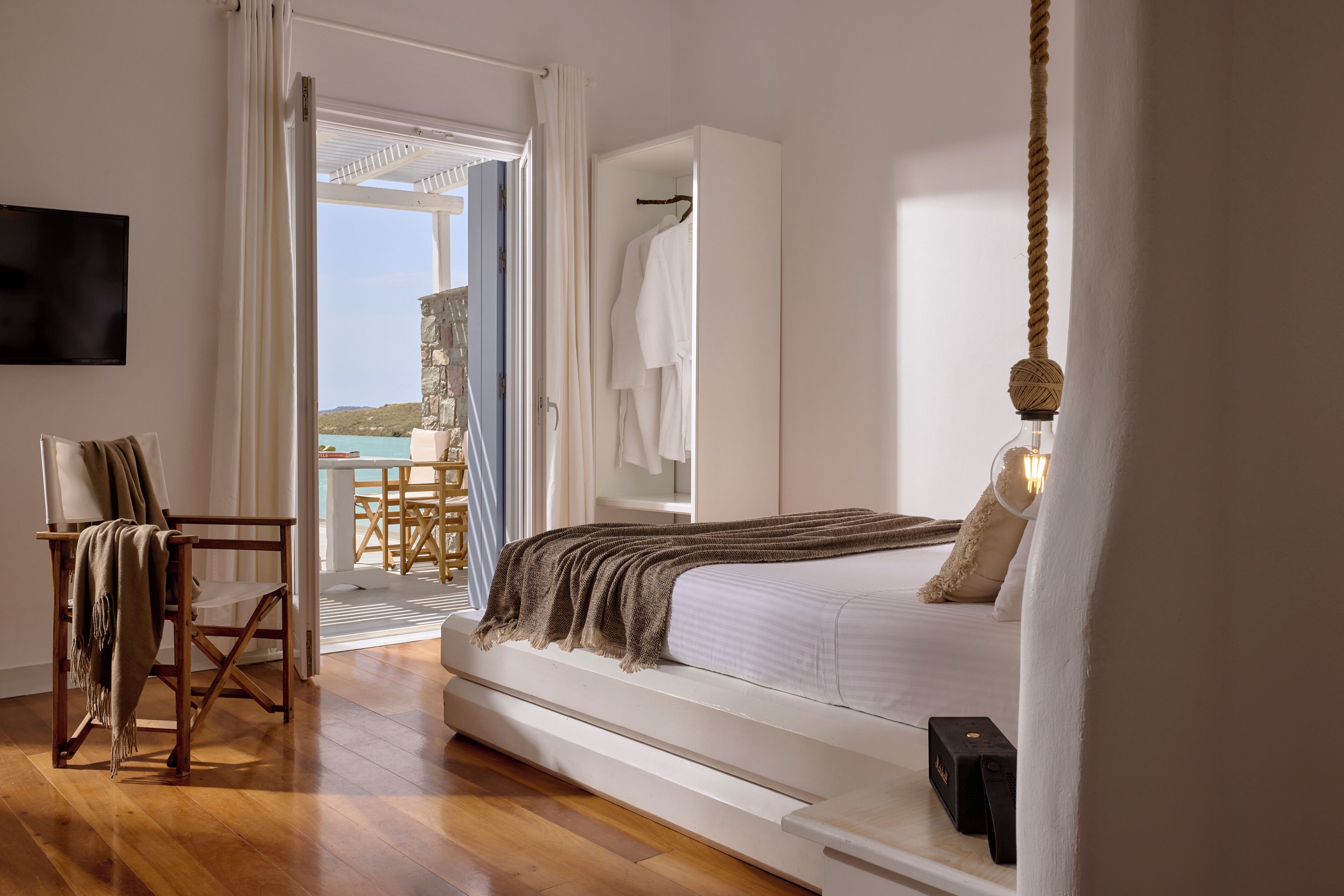 Suite, Jetted Tub, Sea View | Premium bedding, soundproofing, iron/ironing board, free WiFi