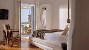 Suite, Jetted Tub, Sea View | Premium bedding, soundproofing, iron/ironing board, free WiFi