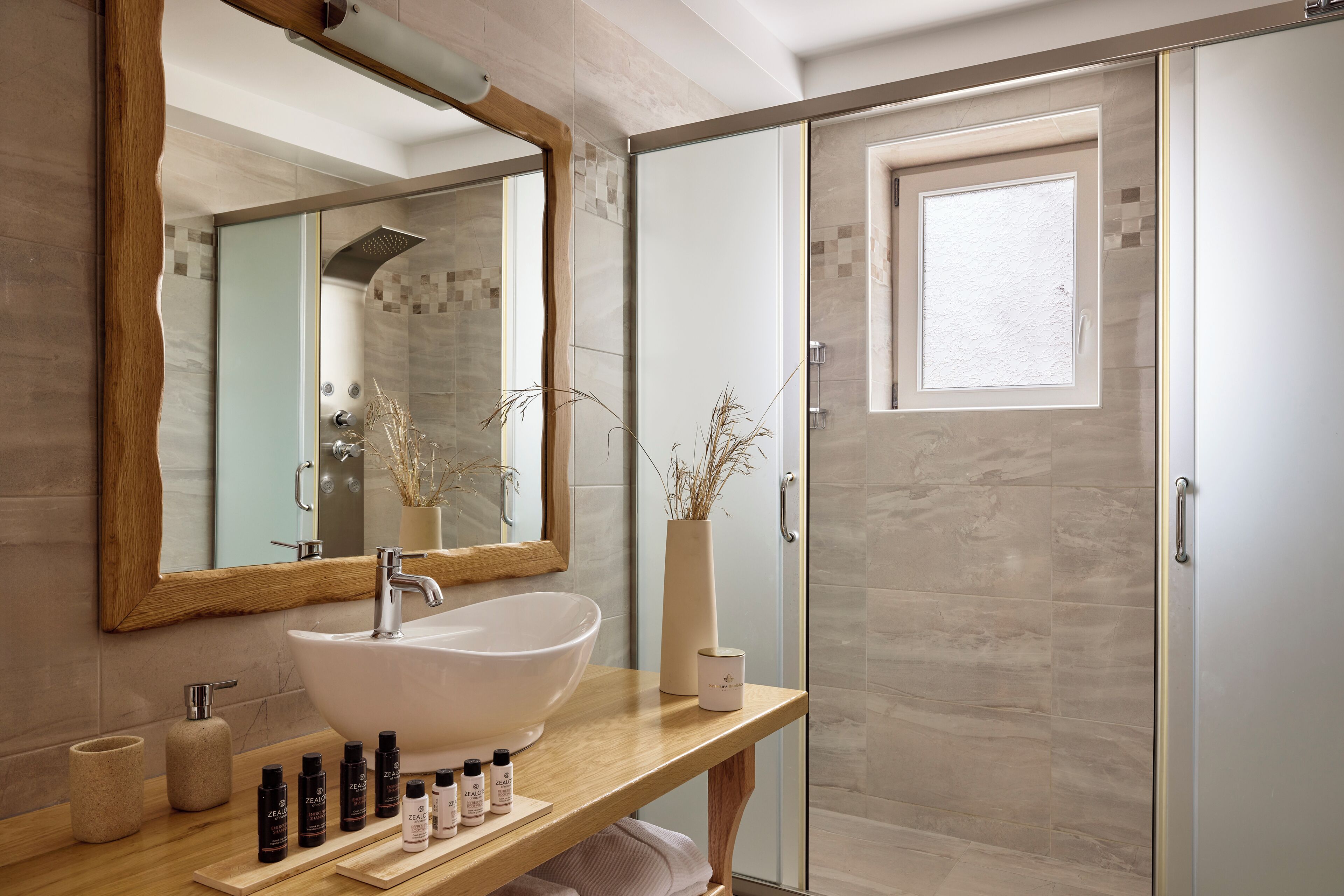 Une salle de bain moderne avec un grand lavabo, un miroir et une douche.
