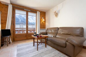 Luminous living room with HD TV - Apt Capucins22 Mont Blanc View 1BR w/ Balcony Garage, Chamonix, France (Chamonix)