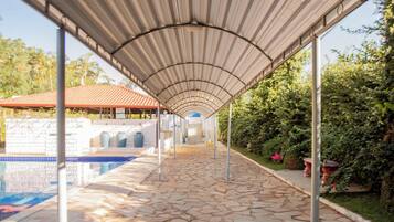 Alberca al aire libre y camastros