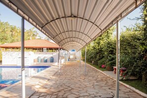 Kolam renang outdoor, dengan kursi berjemur
