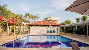 Hồ bơi ngoài trời, ghế dài tắm nắng 