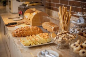 Café da manhã com buffet grátis todos os dias