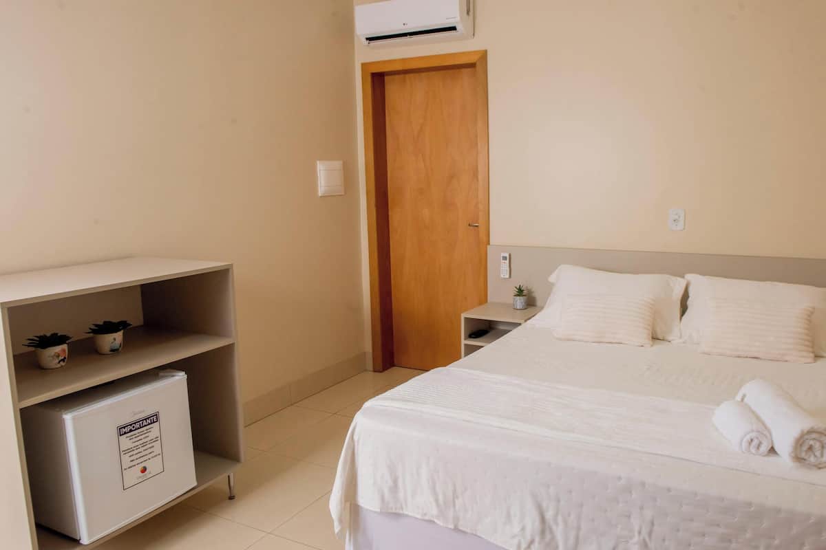 Luxo Individual | Desk, laptop workspace, WiFi (free), bed sheets