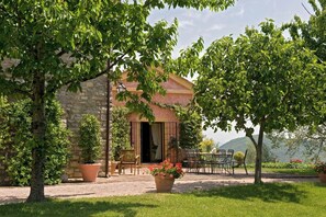 Outdoor dining - Villa Maddalena, with stunning views and pool (Umbertide)