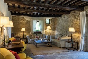 Télévision, lecteur de DVD, table de tennis de table