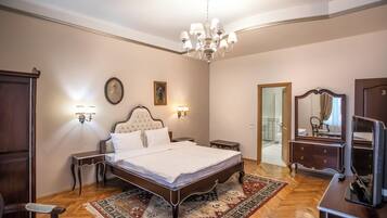 1 bedroom, individually decorated, individually furnished, desk