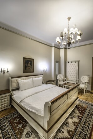 1 bedroom, individually decorated, individually furnished, desk