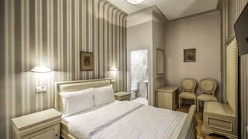 1 habitación, decoración personalizada, muebles diferentes y escritorio