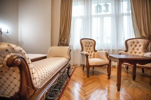 Deluxe appartement, 1 kingsize bed, niet-roken, uitzicht op de stad | 1 slaapkamer, individueel gedecoreerd, individueel gemeubileerd