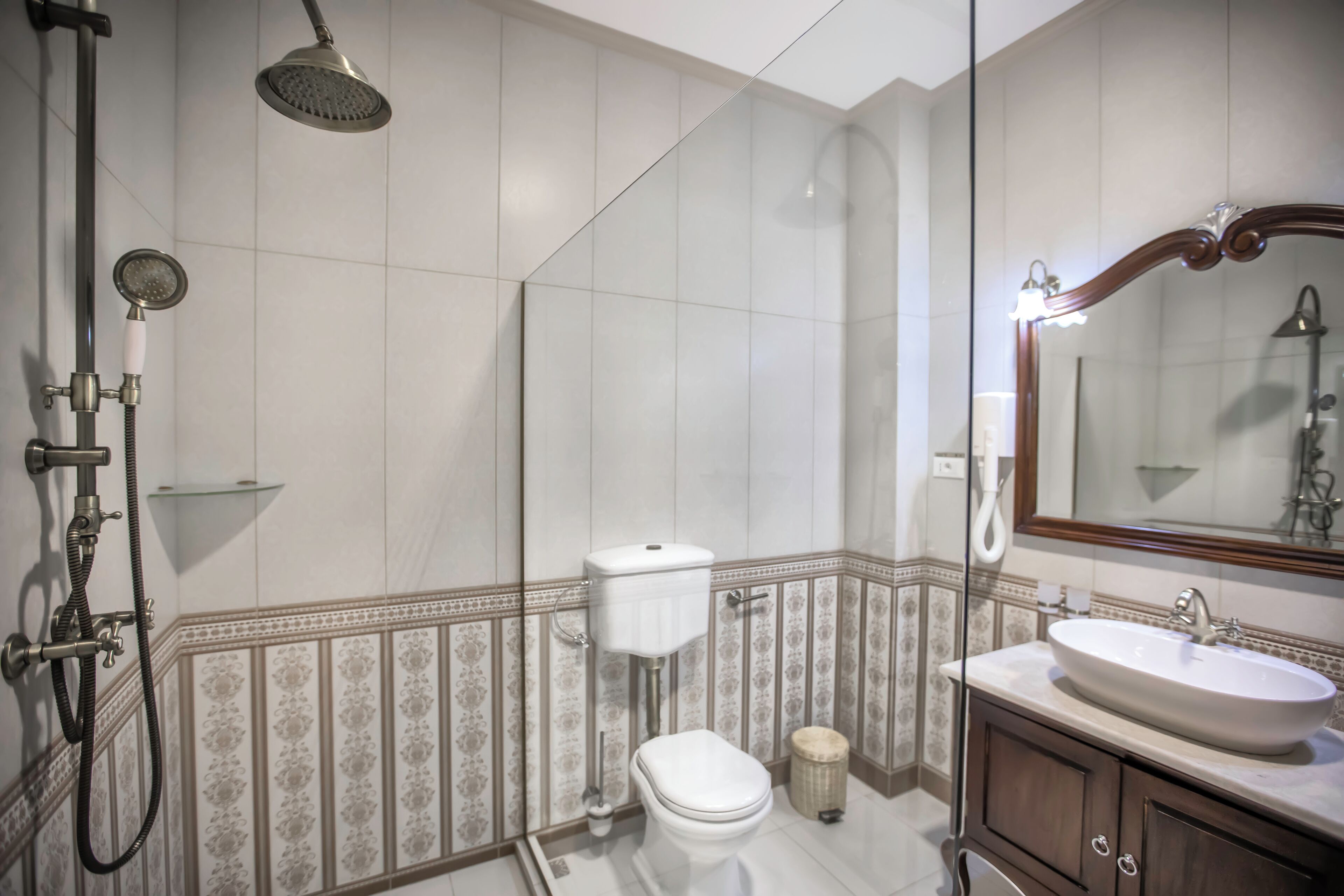 Ein Badezimmer mit Toilette, Waschbecken und Dusche.