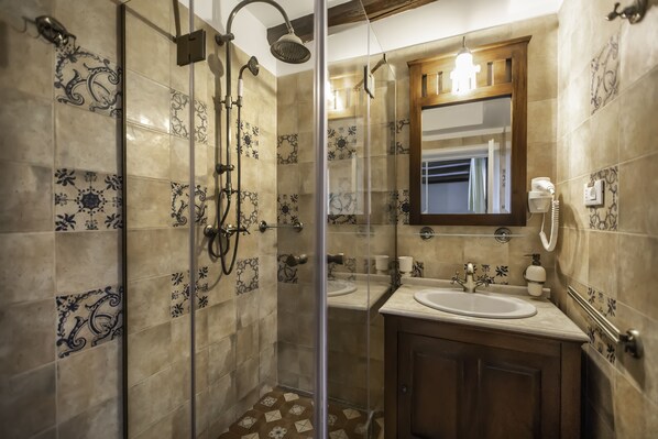 Shower, rainfall showerhead, free toiletries, hair dryer