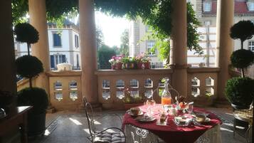 Free daily continental breakfast